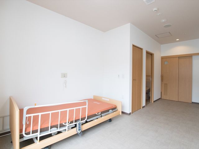 快適な居室の一角 居室 ゆとりのあるシンプルな居室です。静かな環境で自分の時間を有意義に過ごせます。