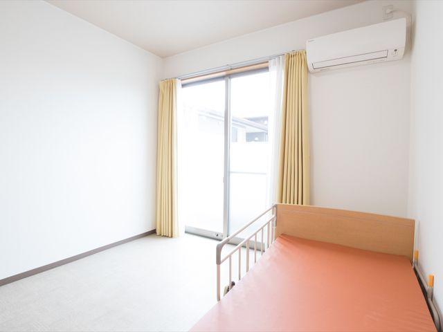 明るい個室の居室 居室 シンプルで清潔感のある個室です。個々のプライバシーが尊重される環境で、快適に過ごせます。