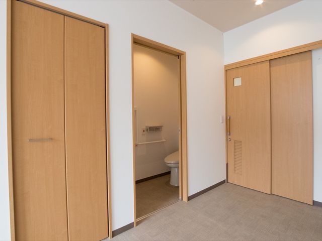居室の扉とトイレ 居室 ゆとりある居室にはプライバシーを守る扉が備わり、隣接する洗面所も清潔感が感じられます。安心して快適な時間を過ごせる空間です。