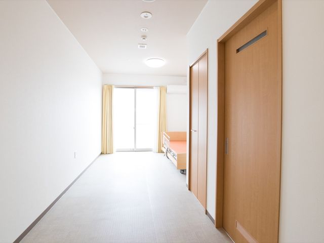 広々とした明るい居室 居室 落ち着いた色合いの居室は、開放感あふれるバルコニー付きで、ご自身の時間をゆったりとお過ごしいただけます。余計なものは置かず、すっきりとした空間が魅力です。