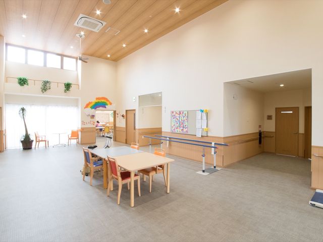 多機能空間の居室 エントランス ゆとりのある明るい多目的室です。活動や憩いの場として、皆様のコミュニケーションを大切にしています。