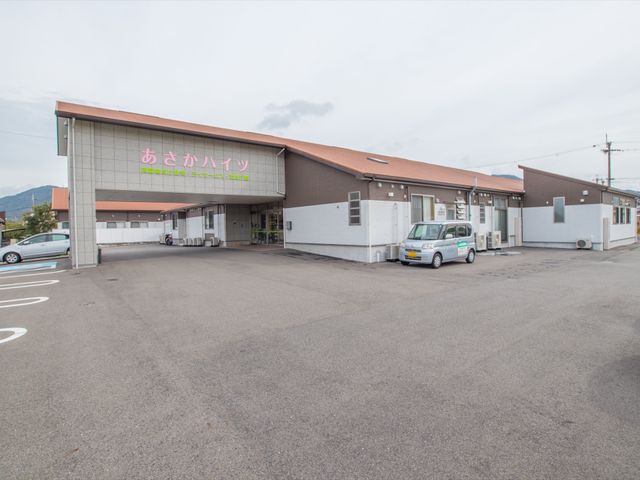 ゆったり駐車場のある外観 外観 手厚い支援が期待できる落ち着いた雰囲気の施設です。広々とした駐車スペースがあり、訪れやすい環境が整っています。