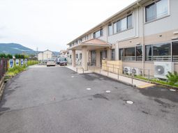 建物外観と駐車場