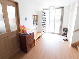 玄関の明るい空間