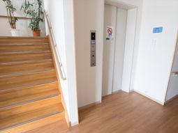明るい廊下と階段