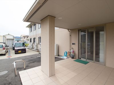 入口付近の明るい風景