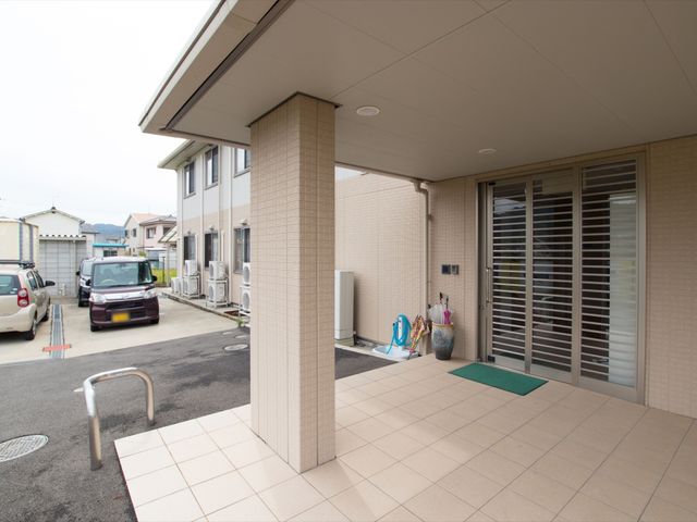 入口付近の明るい風景 玄関 エントランスはバリアフリー設計が施され、ゆとりあるスペースで皆様をお迎えします。