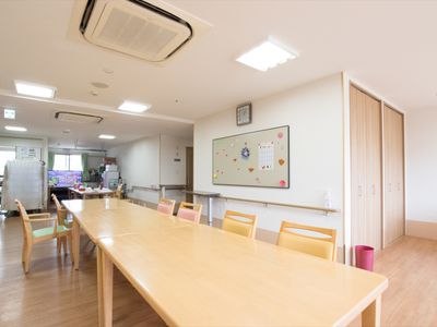 広々とした共有ダイニング