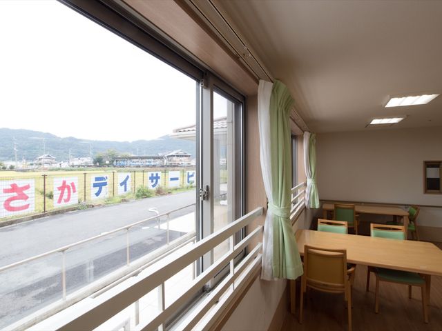 清潔な食堂と窓外の景色 共有スペース ゆったりとした食堂からは外の景色が一望でき、食事の時間も心地よいものになっています。窓辺のテーブル席では、四季折々の風景を楽しめます。