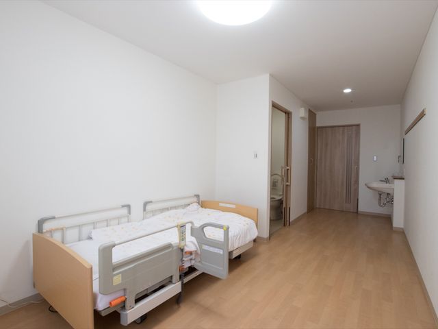 広々とした清潔な居室 居室 ゆとりある空間の個室で、快適な日々を過ごせるよう配慮されています。ベッドの高さ調節が可能で、自分に合った環境で安心です。