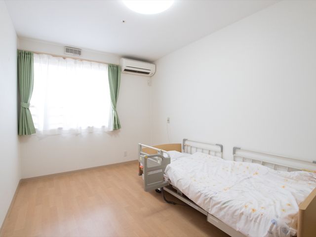 清潔な居室の内観 居室 明るく清潔感のある居室で、快適な個人空間が確保されております。この環境でご高齢の方のサポートを考慮してみませんか。