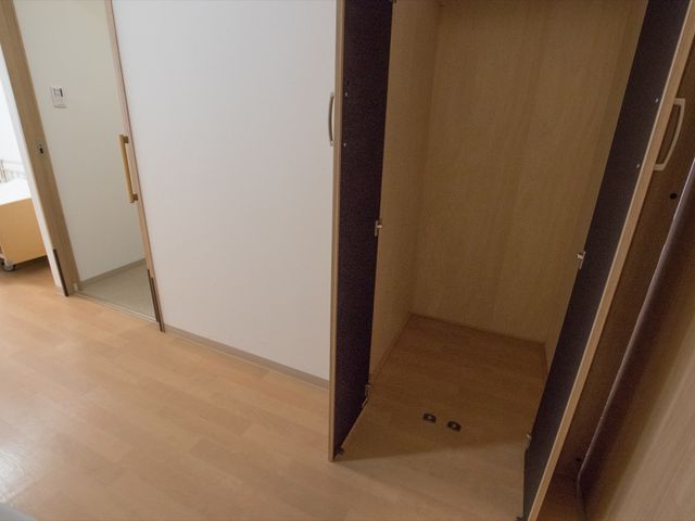 開いたクローゼットの扉 収納 広々として使いやすい造りの収納スペースです。必要な物品が整理しやすく、日常生活に便利をもたらします。