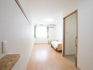 明るい個室の居室