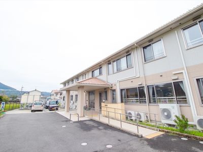 広々とした建物の外観