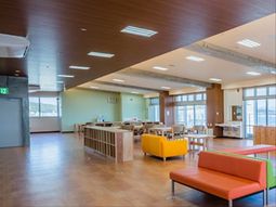 明るい共用スペースの様子