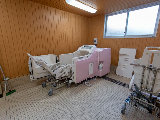 清潔な浴室設備 特殊浴槽 清潔感のあふれる浴室は、快適なバスタイムを提供します。安全かつ円滑な利用を支援するための設備が整っており、ゆったりとした時間を過ごすことができます。
