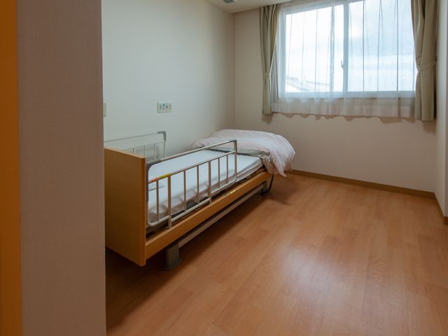 明るいシンプルな居室 居室 ゆとりある空間の個室です。落ち着いた色合いで、安心して生活を送ることができます。