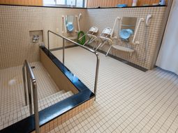 バリアフリーの清潔な浴室