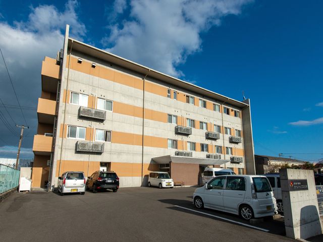 明るい日差しの外観 外観 広々とした駐車場がある清潔感のある建物です。就業をご検討中の方には、快適な環境が広がっています。