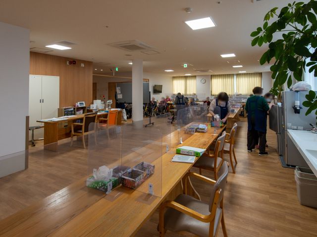 共有スペースの日常風景 食堂 広々とした食堂には、スタッフと利用者様が和やかな雰囲気で過ごされており、コミュニケーションの場としても利用されています。