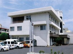 白い建物の外観