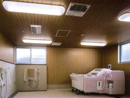 清潔な設備の浴室