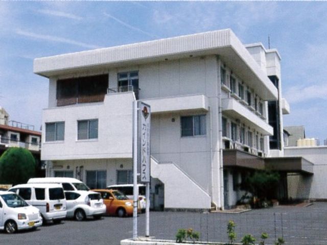 白い壁の建物の外観 外観 清潔感のある白い壁が印象的な建物です。外から見ても、広々とした環境が伝わることでしょう。