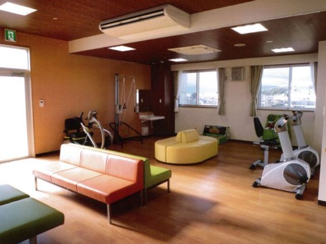 機能訓練用具が揃う部屋 リハビリ室 健康をサポートするトレーニング機器が完備された機能訓練室です。ご入居者の身体機能維持に役立っています。