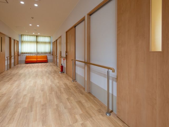 廊下の明るい空間 廊下 落ち着いた色合いの廊下は、清潔感があり、手すりも設置されています。機能的なレイアウトで、安全に配慮された設計です。