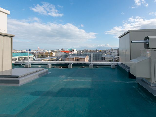 広々とした屋上空間 屋上 広々とした屋上は、開放感のあふれるリフレッシュスポットです。都市の眺望を楽しみながら、心地良い時間を過ごすことができます。