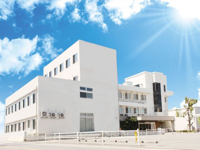 明るい日差しのモダン建築 外観 清潔感溢れるモダンな建物です。開放的な環境の中で、充実した職場をお探しの方におすすめします。
