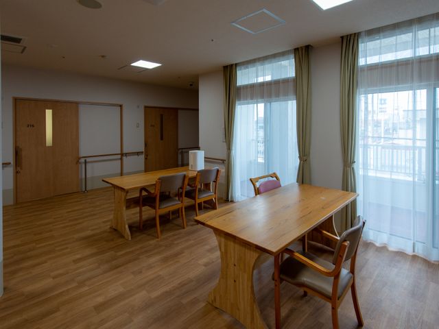共有スペースの居心地良さ 食堂 余裕を持った設計の多目的空間です。木のぬくもり溢れるテーブルで、ゆったりとした時間を過ごすことができます。