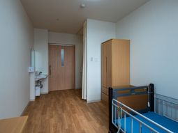 居室のベッドと洗面台