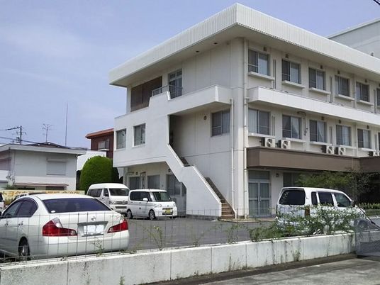 白い建物の外観  