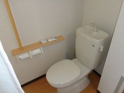 手すりつき清潔なトイレ