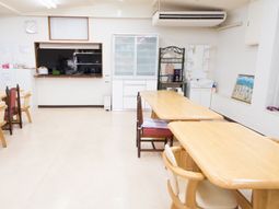 明るい食堂の様子