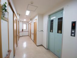 明るく清潔な廊下