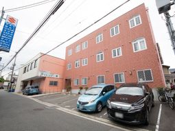 朱色の建物外観
