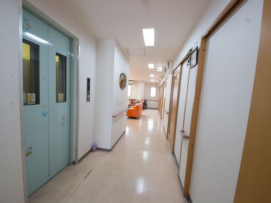 明るく清潔な廊下