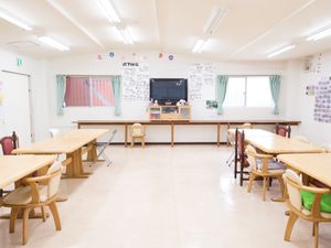 広々とした明るい食堂