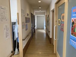作品が飾られた廊下