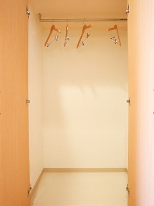 木製ハンガーのあるクローゼット