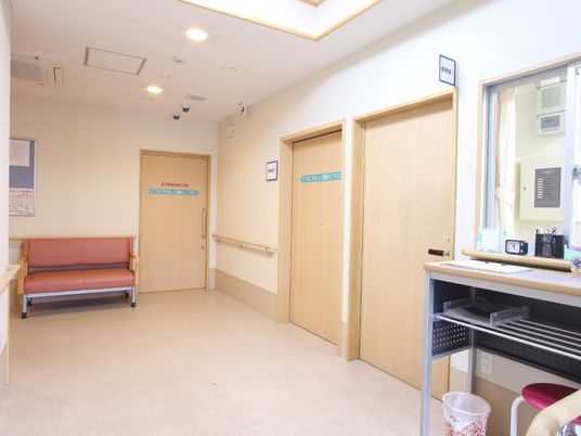 明るい廊下と受付エリア