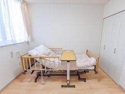 居室のベッドとテーブル