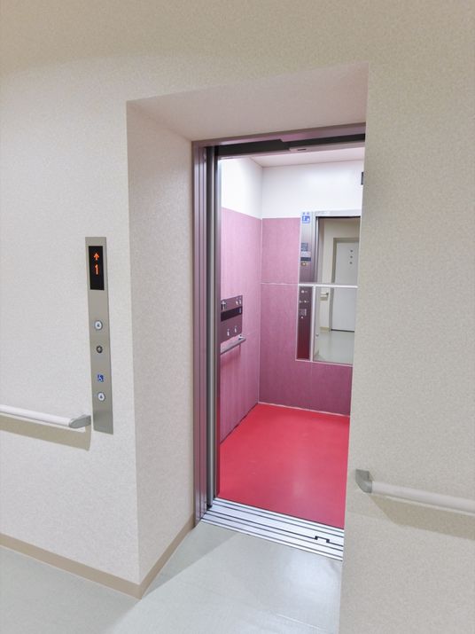 バリアフリーのエレベーター入口