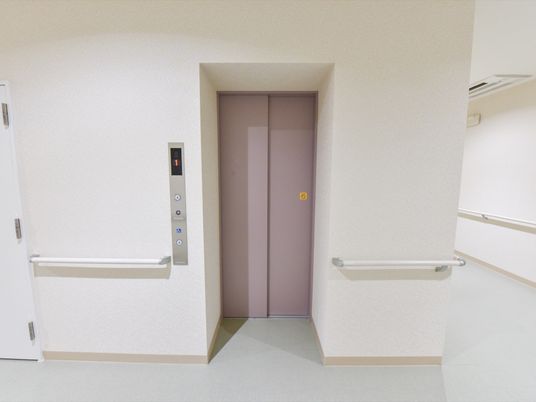 バリアフリー設計のエレベーター