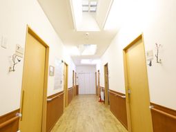 明るい廊下の風景