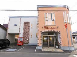 暖色調の建物のエントランス