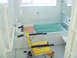 バリアフリーの明るい浴室