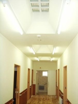 明るい清潔な廊下空間